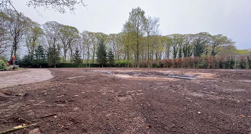 Van Weert verricht terreinwerk voor hovenier bij tuinrenovatie in Esch