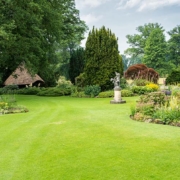 Uw grote tuin renoveren? Lees waar u op moet letten bij grondwerk, bestrating, beplanting en techniek. Zo voorkomt u problemen en extra kosten.